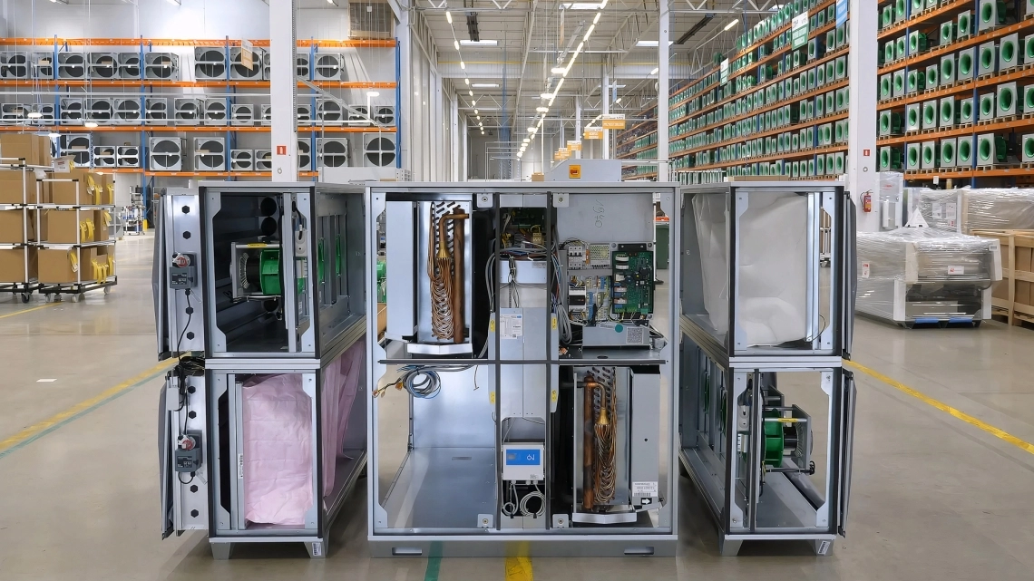 Монтаж вентиляційної установки MyCond BreezMe HP з тепловим насосом на даху будівлі