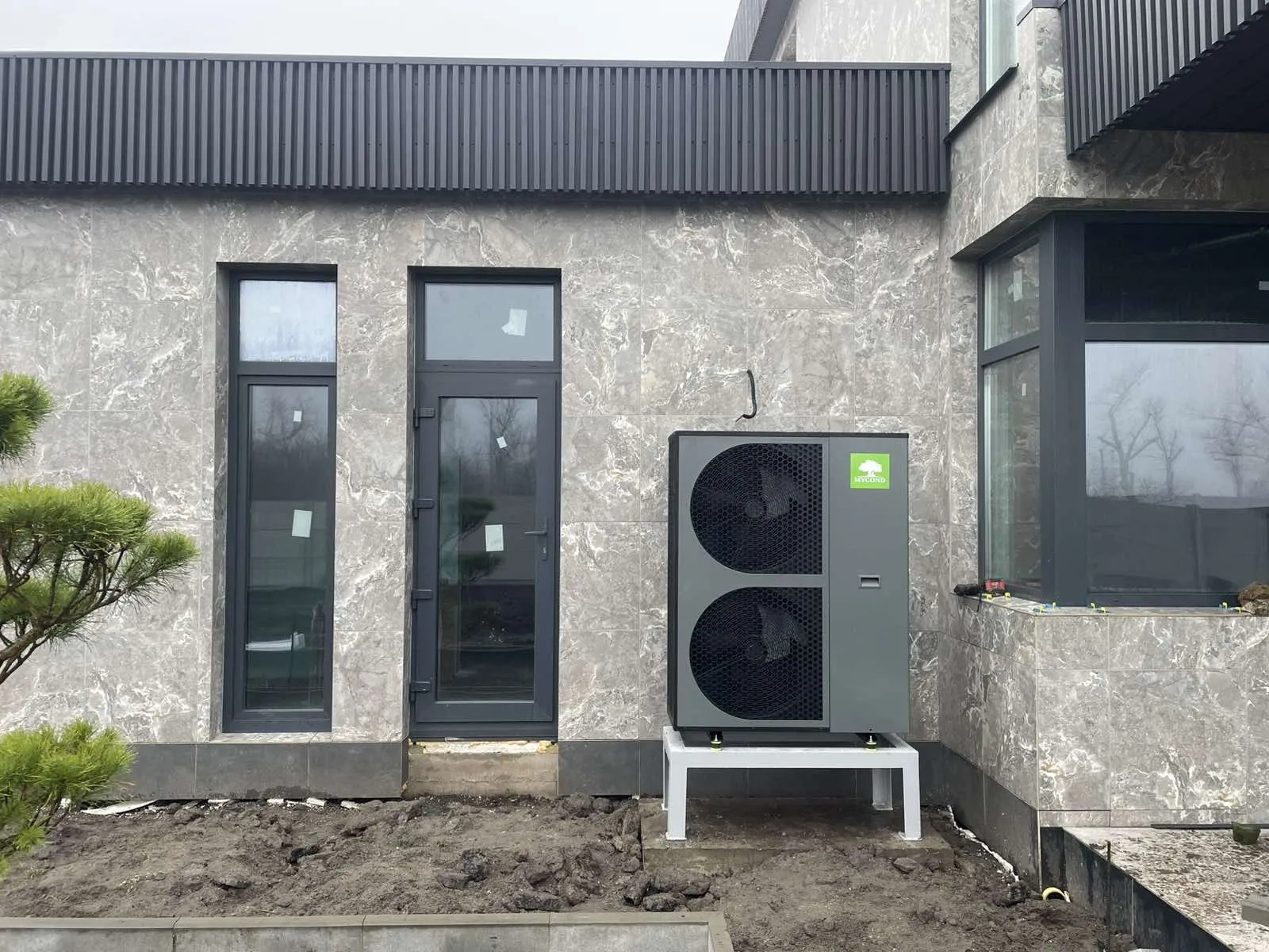 Сучасний приватний будинок з тепловим насосом Mycond BeeThermic Monoblock